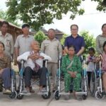 មជ្ឈមណ្ឌលឯកសារកម្ពុជាចែករទេះរុញ និងកាសជំនួយត្រចៀក