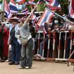 ប្រជាជនកម្ពុជាយំដើម្បីការពារទឹកដី ប្រជាជនថៃច្រៀងរាំដើម្បីការពារទឹកដី